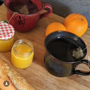 tasses thé orange et noir